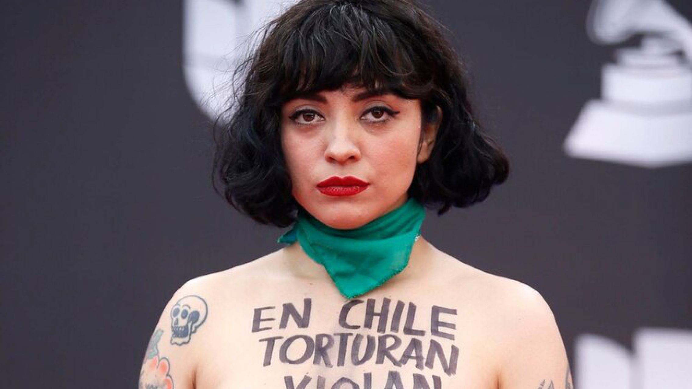 La ridícula de Mon Laferte hizo topless en los Latin Grammy
